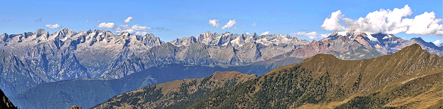 Oltre la Valle Lunga di Tartano all'orizzonte le Alpi Retiche